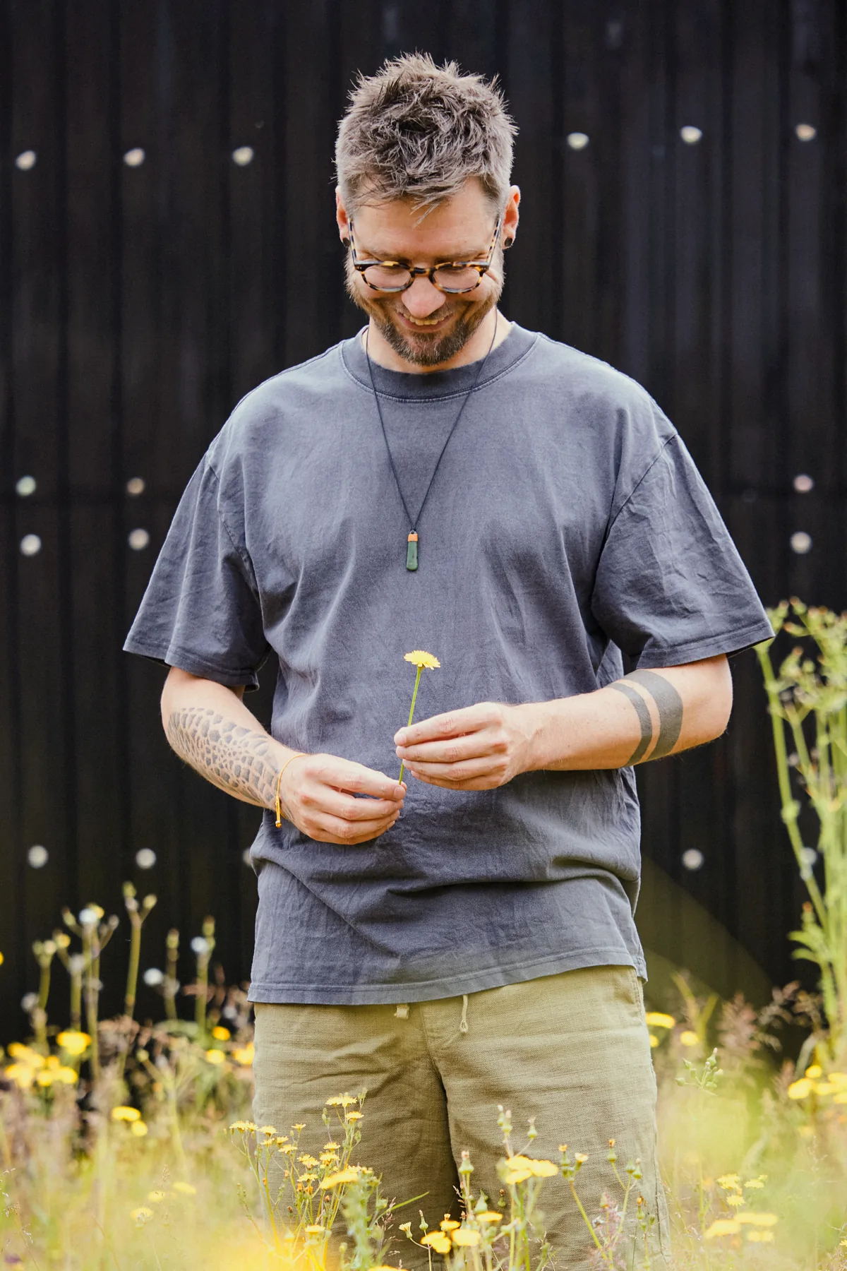 Koen kijkt naar een bloem