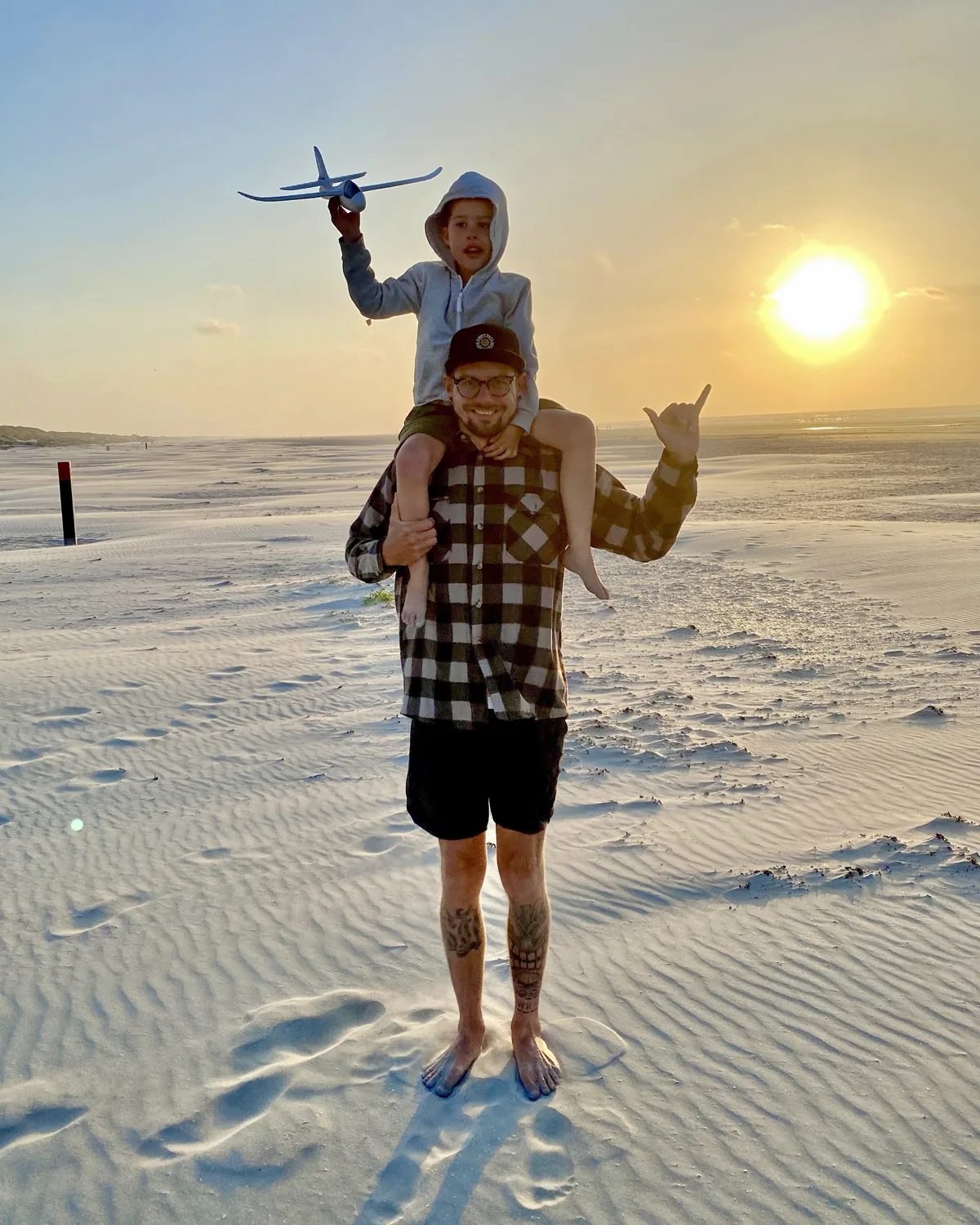 Koen met zijn zoon op het strand